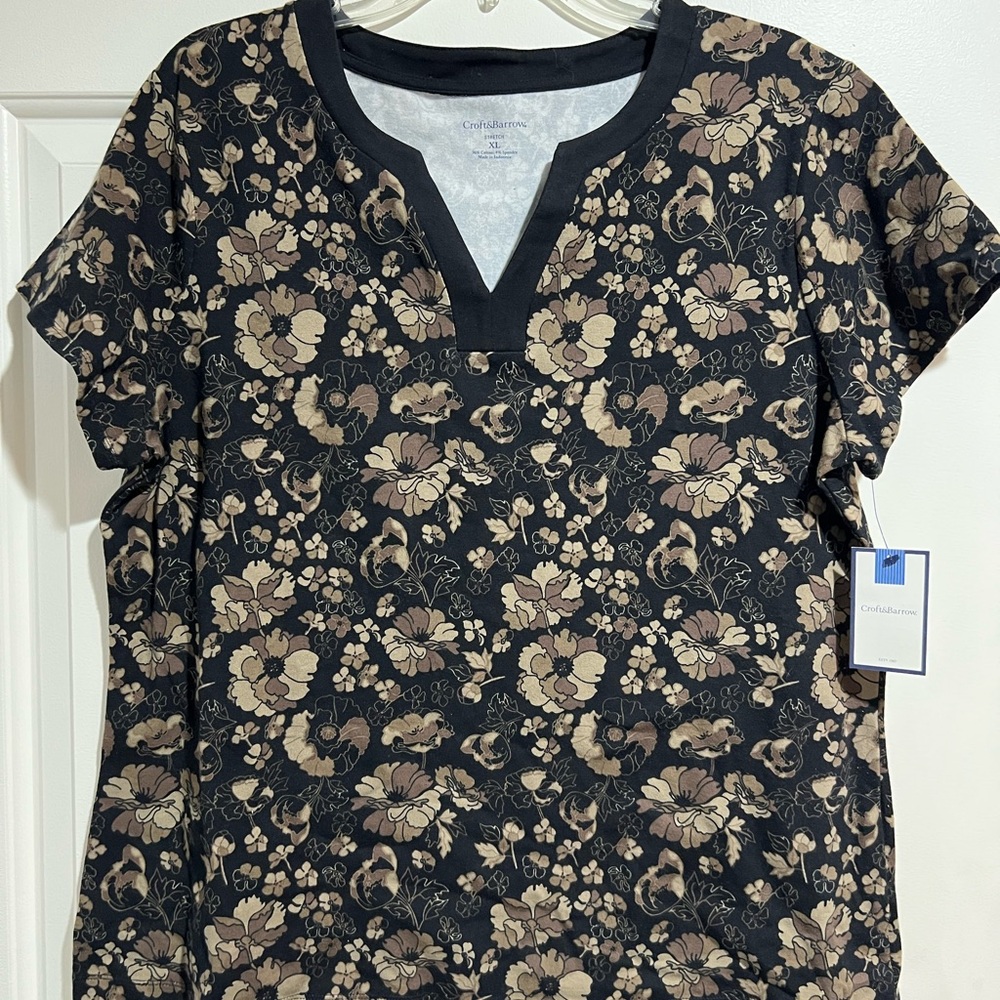 Croft & Barrow Black and Brown Floral Short Sleeve Top